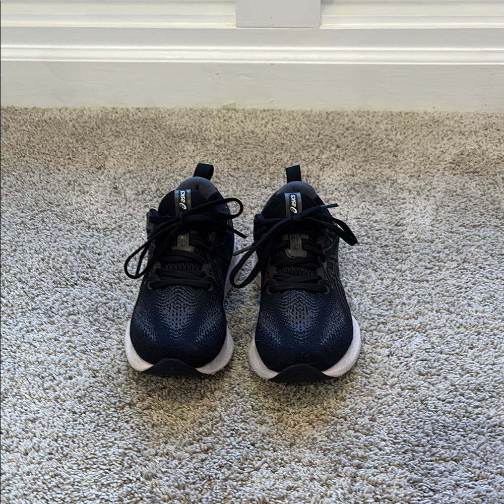 Women’s black running shoes